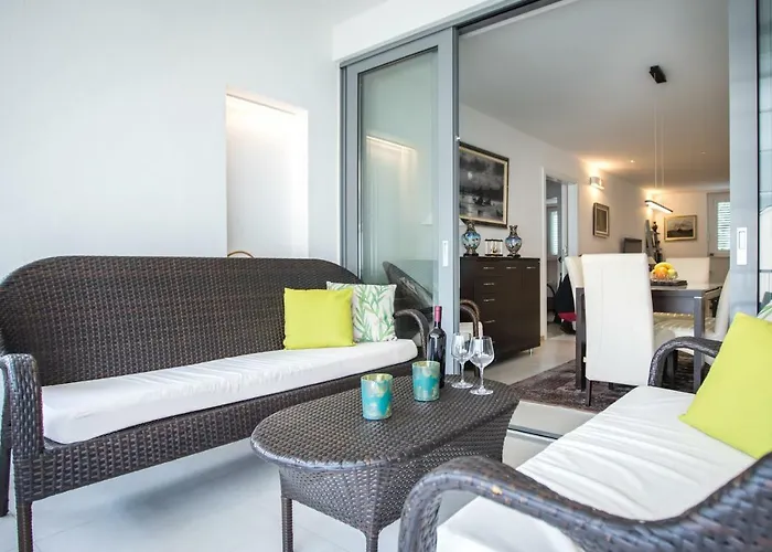 Spacious Modern Apartment Close To The Beach